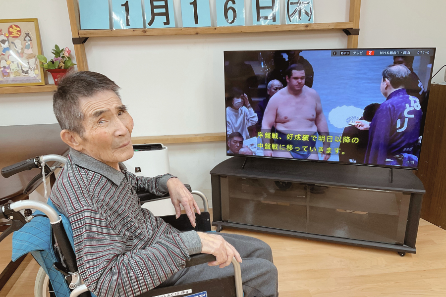 相撲観戦を楽しむ入所者