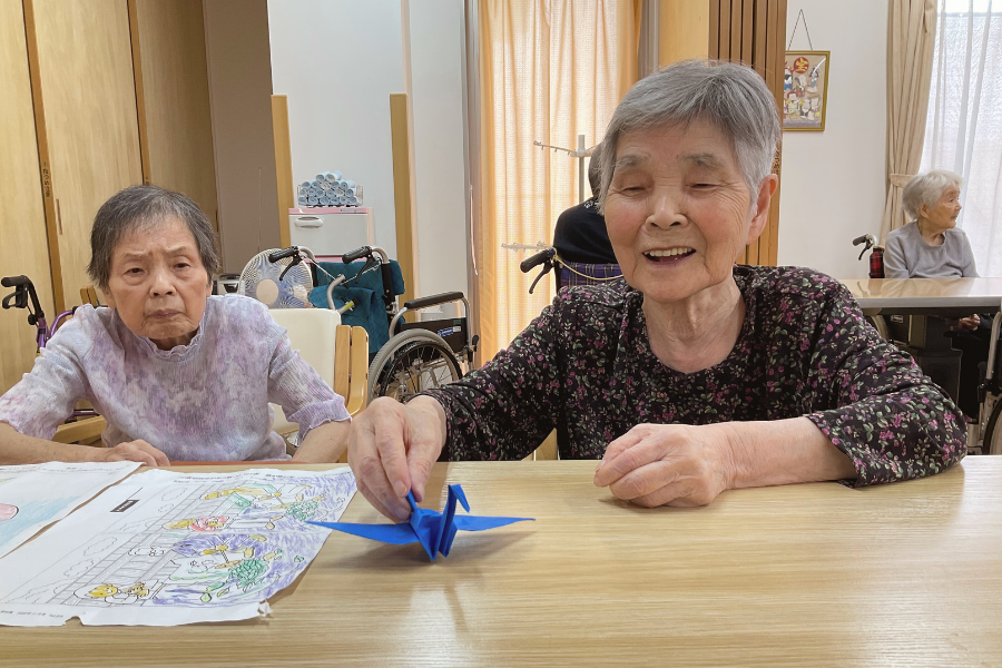 折り紙をする入所者
